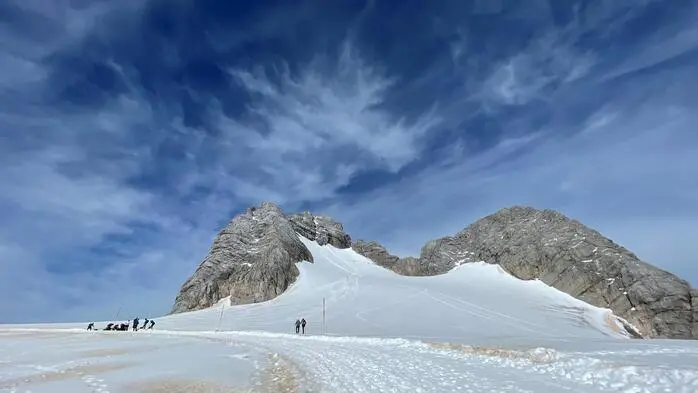 Der Dachstein: Links außen der Klettersteig zum Gipfel über die "Schulter", am Anfang des großen Schneefeldes unterhalb des Massives liegt die "Randkluft". Dort stürzten am Samstag zwei Bergsteiger in eine Gletscherspalte