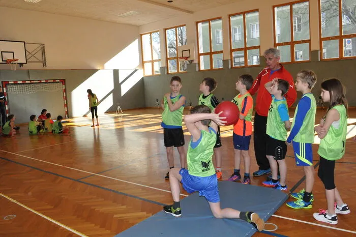 Wer kommendes Schuljahr den Sport-Schwerpunkt des Fritz Strobl-Schulzentrums besuchen möchte, musste auch einen Ball weit werfen.