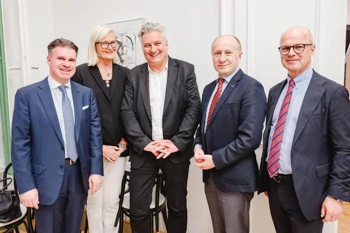 Salon-Gäste: VÖZ-Generalsekretär Gerald Grünberger, Ex-Außenministerin Ursula Plassnik, Chefredakteur Hubert Patterer, Vasyl Khymynets (ukrainischer Botschafter), Styria-Vorstandsvorsitzender Markus Mair 