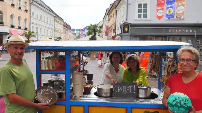 Das Verwerten von Resten zu Kostbarkeiten stand am Alten Platz am Freitag hoch im Kurs. Elke Schlederer-Oberhauser vom gemeinnützigen Klagenfurter Verein "Best of the Rest" kochte in einer Garküche, die aus Indonesien importiert wurde. Vegetarische Überbleibsel füllten zum Beispiel einen Topf mit einem Krautgericht. Mit Hilfe eines weiteren Topfes, eines Spendentopfes, ging es um "Krautfunding" für den guten Zweck. "Unser Verein sucht ein günstiges Lokal in der Innenstadt, wo wir für unsere Cateringfirma Restl kochen können und eine offene Küche betreiben können", sagte Schlederer-Oberhauser. Aber es wurde nicht nur gekocht und gegessen, sondern auch gebastelt. Lisa und Alexander Engel von der völkerverbindenden Althofener Initiative "Der.Raum" organisierten gemeinsames Schmuckbasteln aus alten Dingen und das Malen von Arabesken. Christian Salmhofer vom Klimabündnis Kärnten informierte über Nachhaltigkeit.