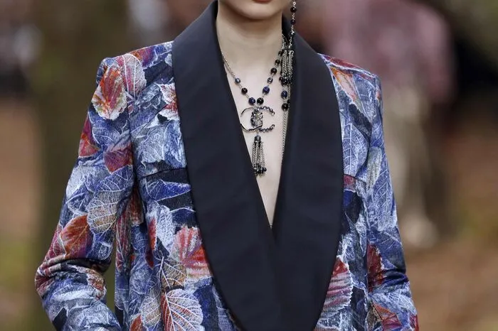Blumenprints.Karl Lagerfeld ließ für Chanel in Paris die Blumen sprechen. All jenen, die es ihm heuer gleichtun wollen, seien Musterungen in Blautönen ans Herz gelegt. Pluspunkt: Sie sind leicht mit Jeansstoffen kombinierbar.