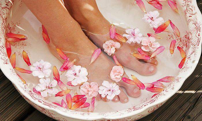 Vor der eigentlichen Pediküre solltest du deinen Füßen ein Fußbad gönnen