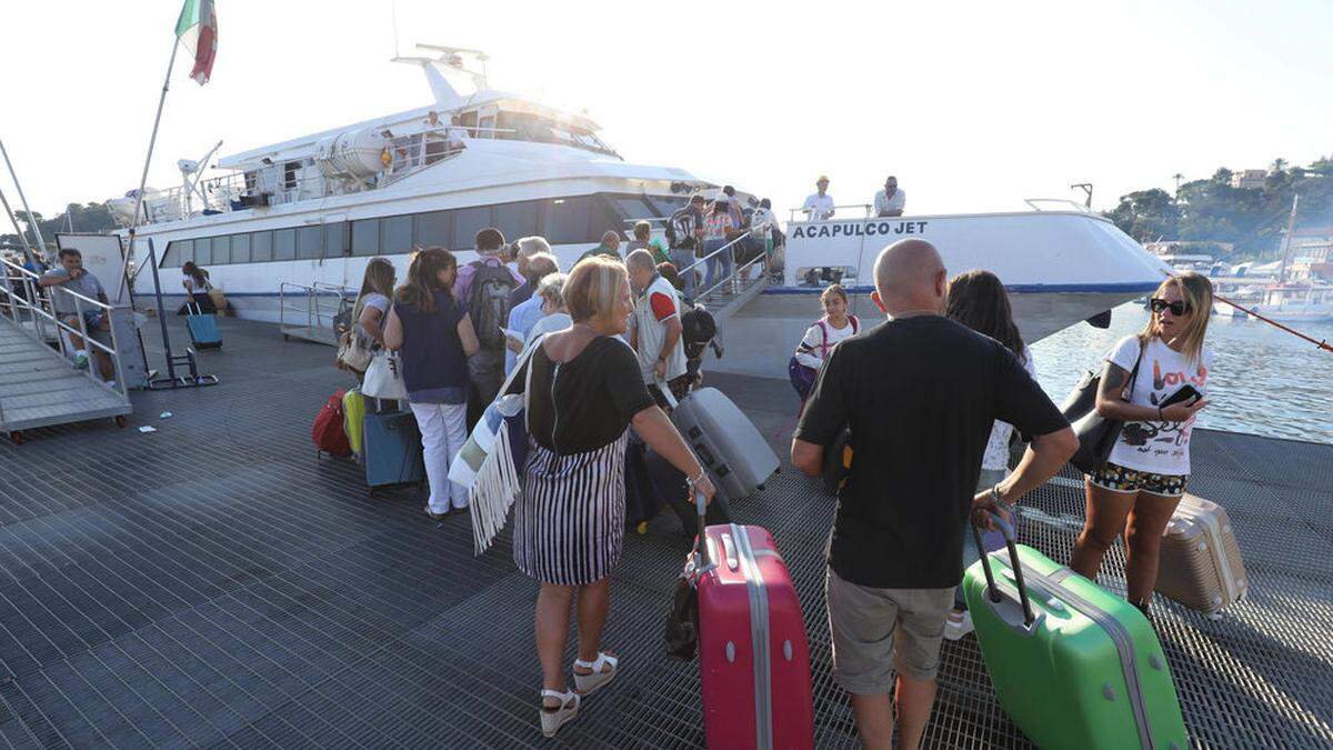 Touristen flüchten in Massen von der Insel, andere kommen erst gar nicht