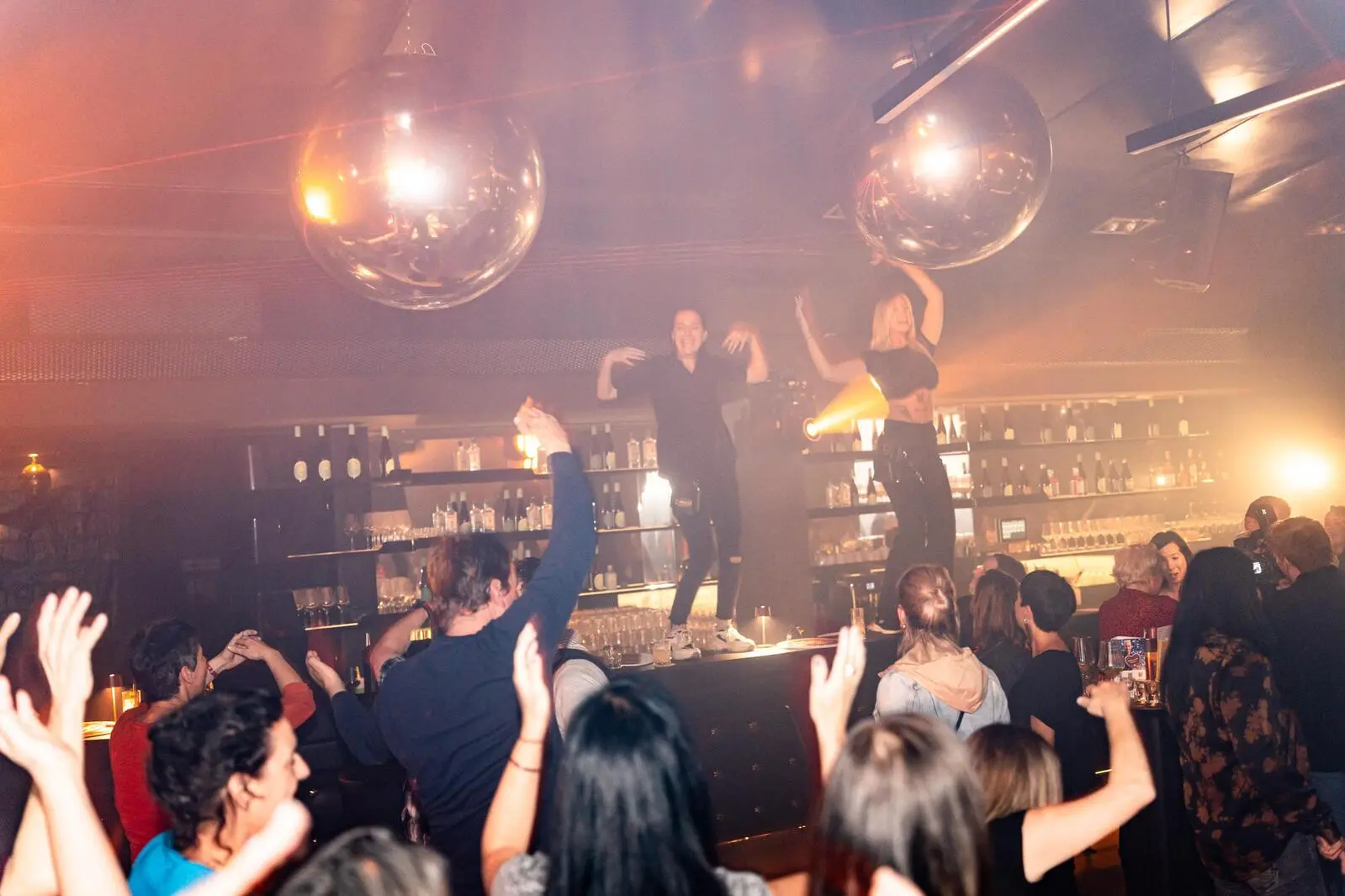 Zwischendurch wird auch die Theke zum Dancefloor: Promillefreie Partypremiere im Club Circle Thalia