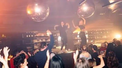 Zwischendurch wird auch die Theke zum Dancefloor: Promillefreie Partypremiere im Club Circle Thalia