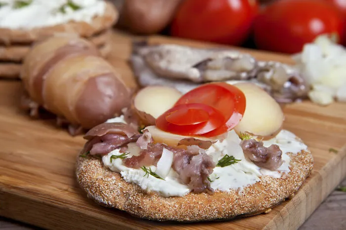 Schwedisch kochen mit den Früchten des Waldes.Der circa zwei- bis dreistündige Ausflug in die Kulinarik des Nordens vermittelt das Rüstzeug für ein typisch schwedisches Gericht: Elch-Frikadellen in Wacholder-Sahnesauce mit eingelegten Lingonbeeren, Gewürzgurken und Mandel-Kartoffelbrei. Unter „Lingons“ versteht man die europäischen Preiselbeeren, die in Schweden im August und September vor allem wild geerntet werden. Kultiviert oder angebaut findet man die roten Früchte eher selten. Die Kochschüler werden von einem Profi unterstützt, der viele Tipps für ein gelungenes Mahl gibt. Infos gibt's hier
