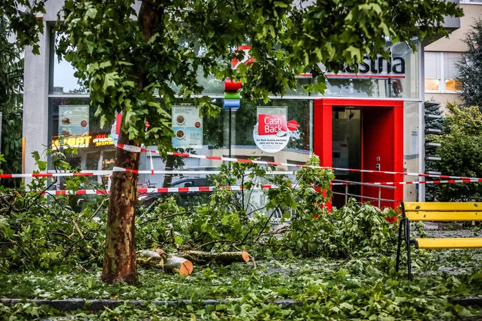 Klicken Sie hier durch die Fotos des Jahrhundert-Hagels.