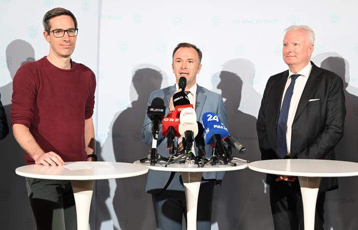 Zwei Sieger mit dem großen Verlierer: Kay-Michael Dankl (KPÖ Plus), Vizebürgermeister Bernhard Auinger (SPÖ) und Florian Kreibich (ÖVP).