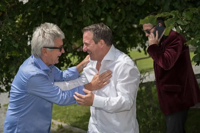 Gäste aus Politik, Wirtschaft, Kultur, Medien und Sport ließen es sich nicht nehmen, die besten steirischen Weine persönlich zu küren. Weinkost-Organisator Gerhard Nöhrer begrüßt die ersten Gäste. Im Bild: Schauspieler Robert Palfrader