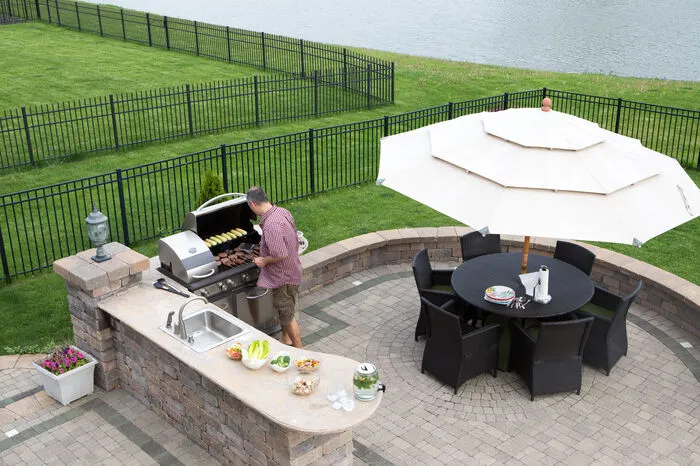 Outdoor-Küchen mit Sitzmöglichkeiten laden Familie und Freunde zum Verweilen im Garten ein