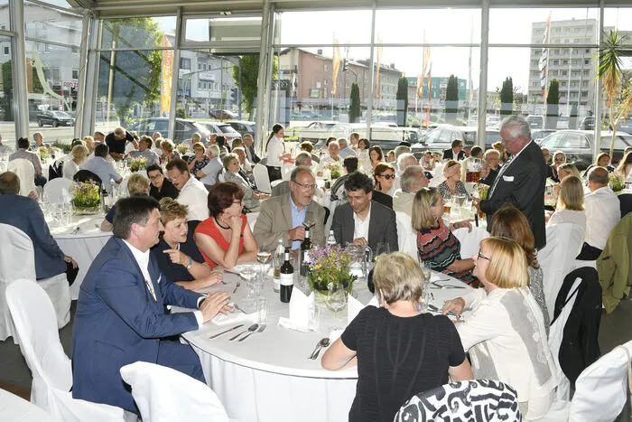 Elegantes Ambiente der Geburtstagsfeier mit vielen Gästen im Audi-Hangar des Spittaler Tradtionsunternehmens.