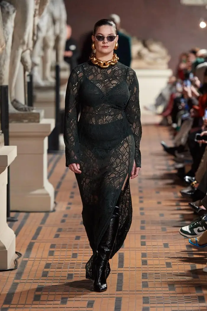 Gestuz lässt durchblicken