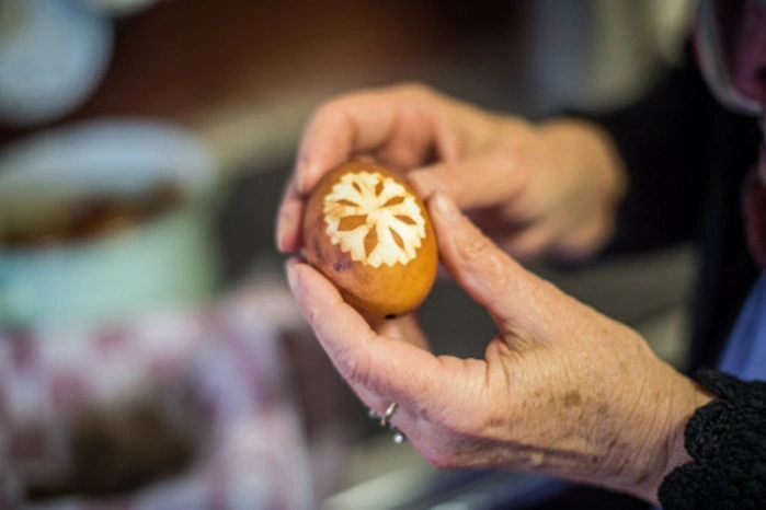 Je länger die Eier in dem Sud kochen, desto dunkler wird die rotbraune Farbe.Der Sud kann auch mehrmals verwendet werden. Die Technik eignet sich auch für Speiseeier. Man kann die Eier übrigens auch mit anderen Materialien natürlich färben: Zum Beispiel mit Eichenrinde (braun) oder Roten Rüben (pink).