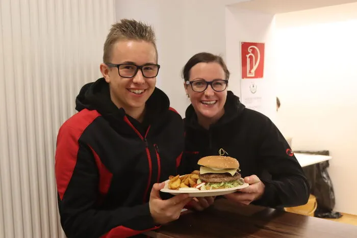 Auch der große Hunger konnte Samstagabend im Veranstaltungszentrum noch gestillt werden.