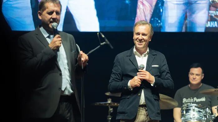 Andreas Halb führte durch einen mehr als dreistündigen, anekdotenreichen Jubiläumsabend. 