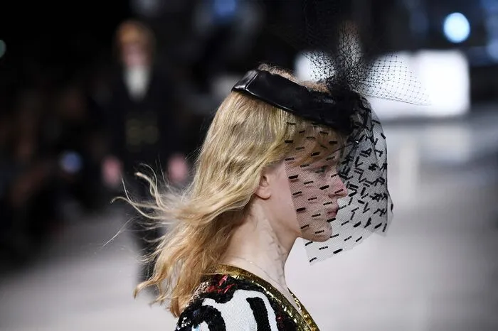 Hedi Slimane hat damit seine erste Kollektion für das Modelabel Celine in Paris vorgestellt - und dabei den Look der Marke komplett verändert