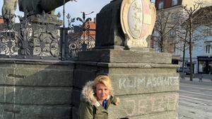 Stadträtin Sandra Wassermann (FPÖ) ist entsetzt angesichts der Beschmierung des Lindwurms