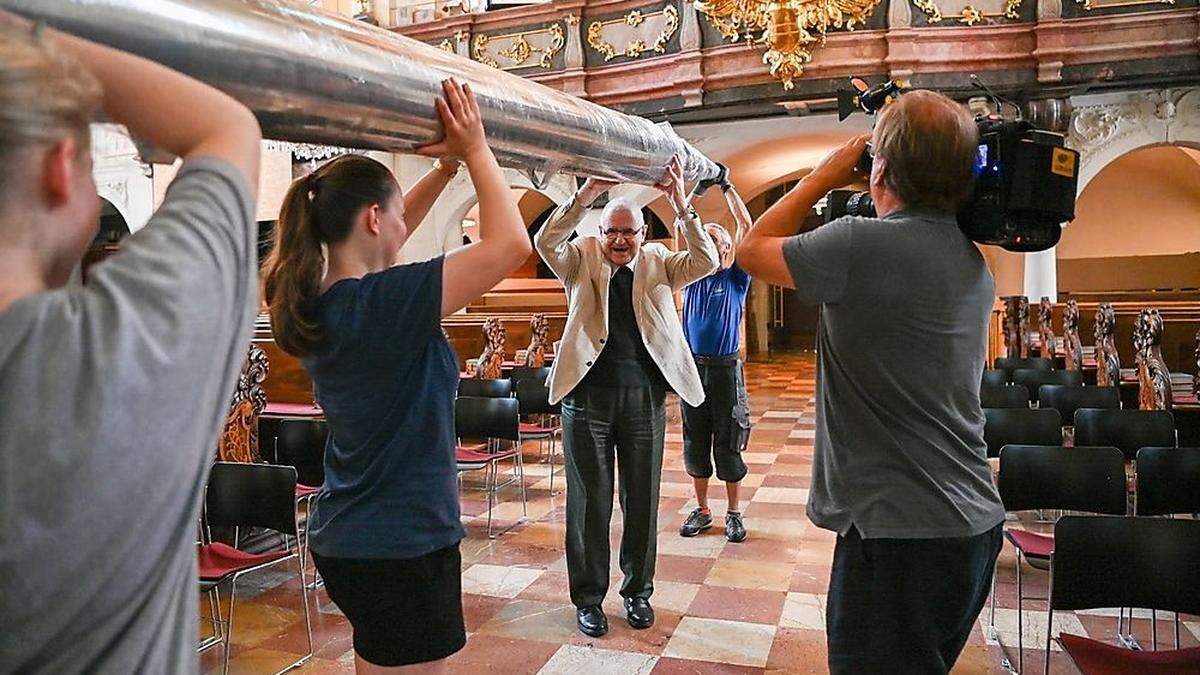 Riesige Orgelpfeifen wurden am Dienstag wieder in die Grazer Domorgel eingesetzt. Mit dabei Dompfarrer Heinrich Schnuderl