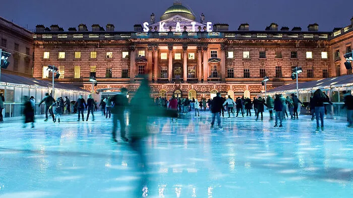 Eislaufen. Wer London vor Weihnachten besucht, sollte unbedingt Schlittschuhe einpacken. Am schönsten kurvt man über die glitzernde Eisfläche im Innenhof von Somerset House direkt an der Themse, wo man sich auch die tollen Kunstausstellungen nicht entgehen lassen sollte. Eindrucksvoll sind auch die Bahnen vor der Kulisse des Naturhistorischen Museums, Hampton Court Palace oder dem Tower of London. Der wohl außergewöhnlichste Ort, um seine Kufen auszuführen, ist die Rooftop Bar Skylight auf dem Lagerhaus im alten Tobacco Dock.