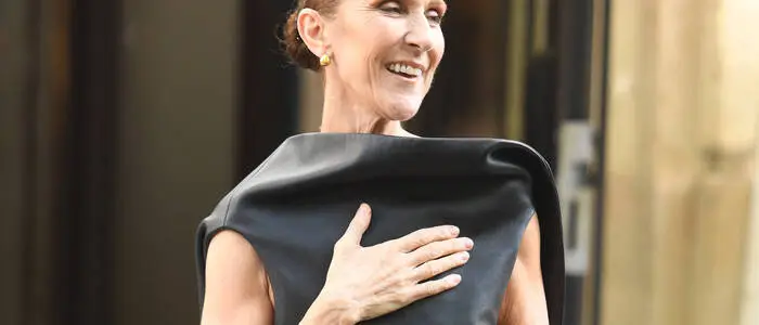 Céline Dion wird vor ihrem Hotel in Paris von ihren Fans besungen (1. September 2026)