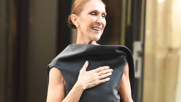 Céline Dion wird vor ihrem Hotel in Paris von ihren Fans besungen (1. September 2026)