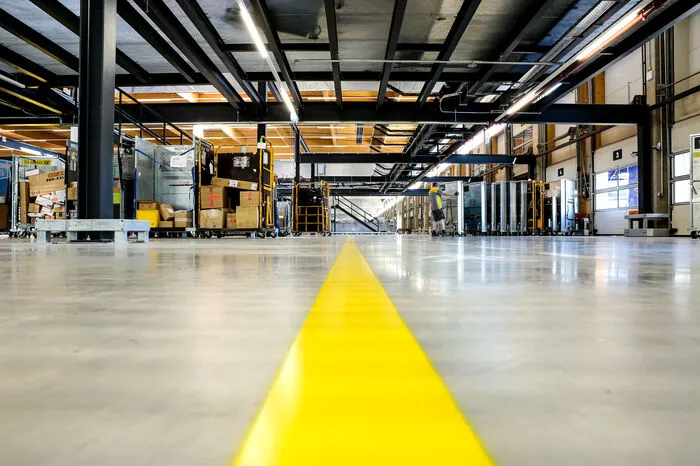 Klicken Sie sich durch weitere Fotos aus dem Inneren des Logistikzentrums.
