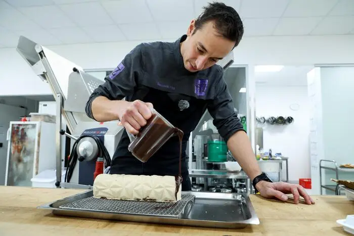 Die Rolle mit warmer, aber nicht heißer dunkler Glasur überziehen. Glasur fest werden lassen.