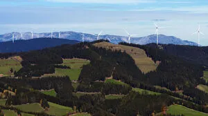 Auf den Bergrücken der Fischbacher Alpen sind die Windräder dicht gesät