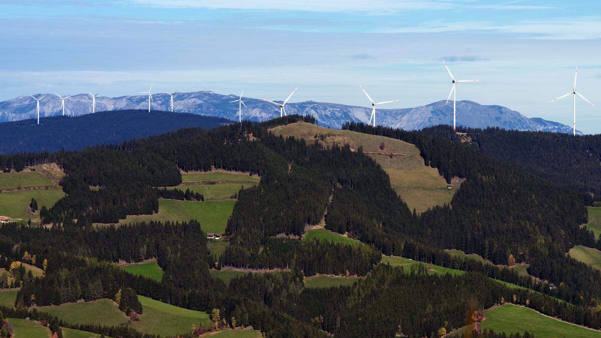Auf den Bergrücken der Fischbacher Alpen sind die Windräder dicht gesät