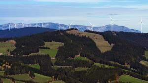 Auf den Bergrücken der Fischbacher Alpen sind die Windräder dicht gesät