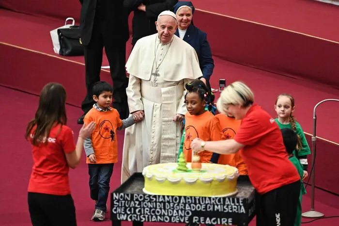 Nach dem Angelusgebet auf dem Petersplatz sangen Gläubige dem katholischen Kirchenoberhaupt ein Geburtstagsständchen.