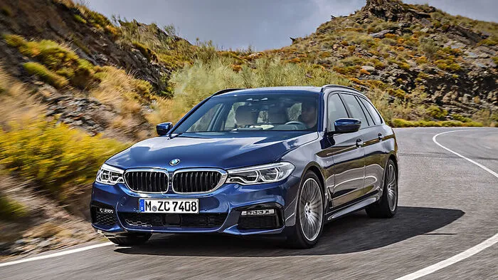 Gegenüber dem Vorgängermodell ist der neue BMW 5er Touring in der Länge um 36 auf 4943 Millimeter, in der Breite um 8 auf 1868 Millimeter und in der Höhe um 10 auf 1498 Millimeter gewachsen. Auch der um 7 auf 2975 Millimeter erweiterte Radstand kommt dem optimierten Platzangebot für Insassen und Gepäck zugute.