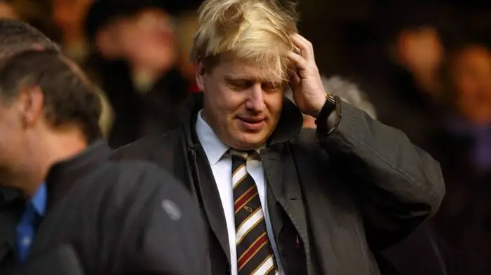 Nach seinem Studium arbeitete Boris Johnson als Journalist. Gleich bei seiner ersten Anstellung als Praktikant bei der "Times" fälschte er ein Zitat und wurde  gekündigt. Mit dem erfundenen Zitat wollte Johnson eine Geschichte über König Edward II, dessen Palast damals wiederentdeckt worden war, "aufpeppen". Die Cover-Story enthielt aufgrund des falschen Zitates einen mittelalterlichen Sex-Skandal, den es nicht gab. Nachdem Johnson die "Times" verlassen musste, verbreitete Johnson in diversen anderen Medien selbst erfundene "Euromythen", wie etwa die Regulierung der Form von Bananen oder die Einführung einheitlicher Euro-Särge. Johnson spielte die Vorwürfe gegen ihn stets hinunter.