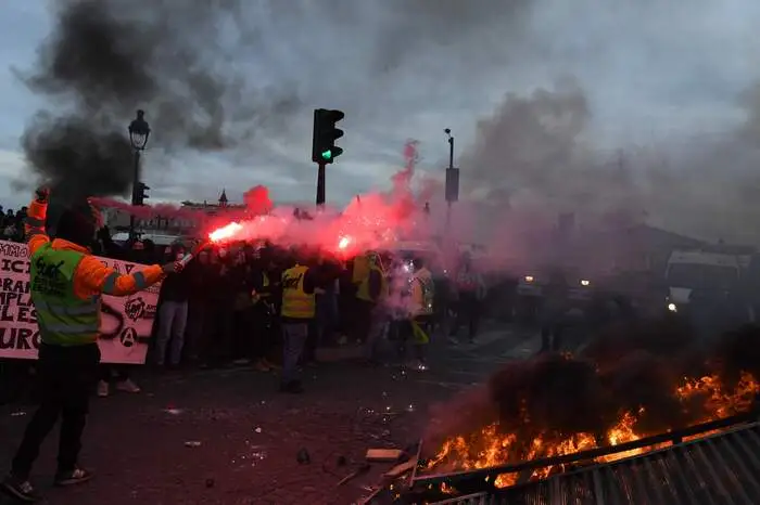 Auch in anderen französischen Städten wie Marseille, Dijon, Nantes, Rennes, Rouen, Grenoble, Toulouse und Nizza kam es zu Protesten. Die Gewerkschaften riefen für den kommenden Donnerstag zu einem neuen landesweiten Streik- und Protesttag auf. Millionen von Menschen waren bereits gegen das Reformvorhaben auf die Straße gegangen.