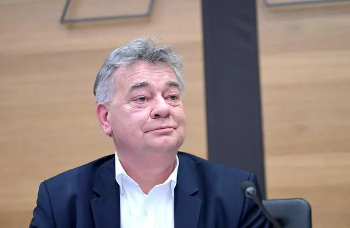 ABD0088_20240424 - WIEN - ÖSTERREICH: Der als Auskunftsperson geladene Vizekanzler Werner Kogler (Grüne) im Rahmen einer Sitzung des COFAG-U-Ausschusses am Mittwoch, 24. April 2024, im Parlament in Wien. - FOTO: APA/ROLAND SCHLAGER