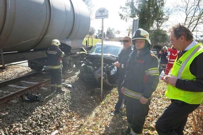 Unter Absprache mit dem Einsatzleiter der ÖBB führte die Stadtfeuerwehr Oberwart die Bergung des Fahrzeuges durch.