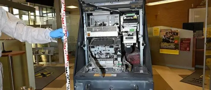 Im Bild der Bankomat in Brunn am Gebirge, den die flüchtigen Täter versuchten, zu sprengen.