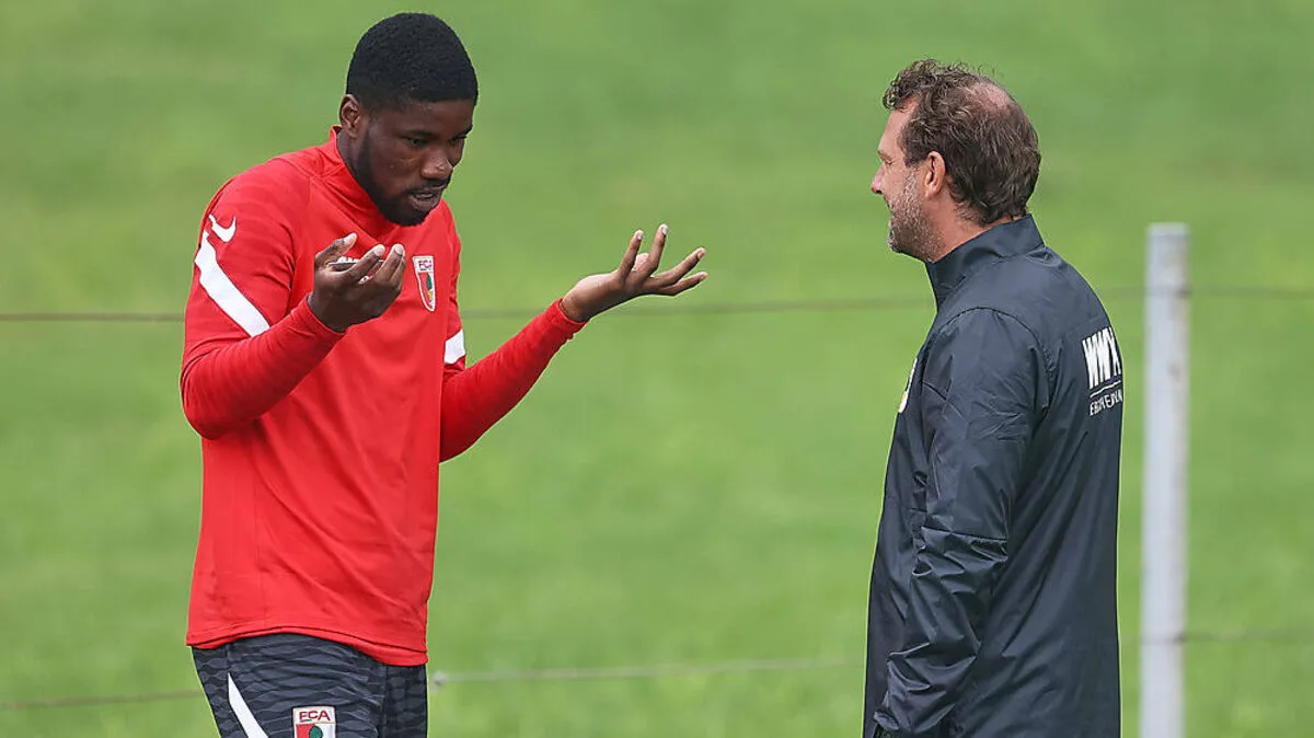 Kevin Danso und Augsburg-Trainer Markus Weinzierl