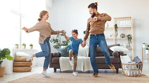 Jetzt ist es wichtig, dass du zuhause bleibst. Trotzdem musst du nicht auf Spaß verzichten: Diese Veranstaltungen kommen direkt zu dir und deinen Eltern