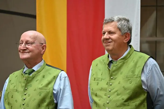 Obmann Gerald Reichenhauser (im Bild rechts) erzählte: „Es ist uns eine Ehre, gemeinsam mit dem Gastchor, dem Carinthia-Chor Millstatt, den Abend zu gestalten, da sie zum ersten Mal in St. Veit singen.“ 
