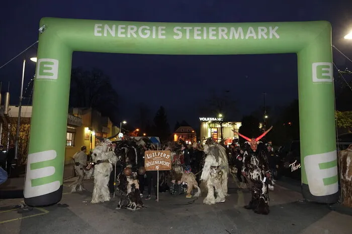 39 Brauchtumsvereine mit etwa 600 Perchten an der Zahl aus der Steiermark, Kärnten und Niederösterreich dominierten die höllische Szene. Zum Silber-Jubiläum organisierte der Freizeit- und Jugendclub Leibnitz ein Riesenspektakel. 