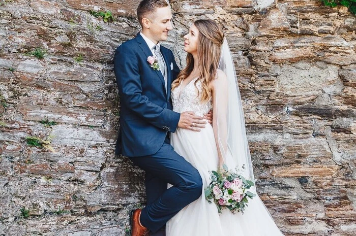 Sie kennen sich schon lange, seit 2014 sind sie ein Paar und im Jahr 2018 haben sie sich verlobt. Nun sind Bianca und Martin Capellari den Bund der Ehe eingegangen. Die Modedesignerin und der technische Angestellte stammen aus Oberwölz, derzeit leben sie in Graz.