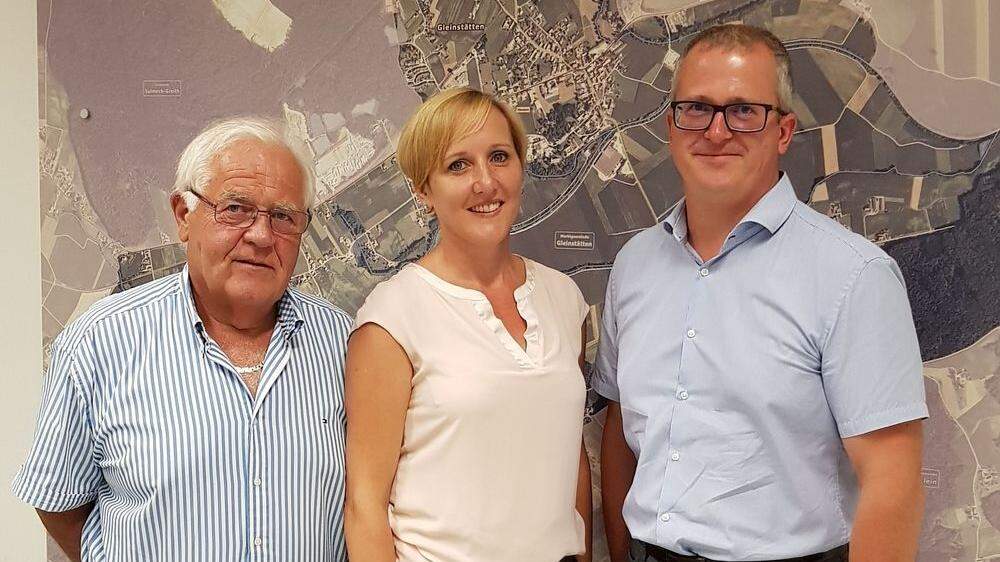 Elke Halbwirth (Mitte) wurde zur neuen Bürgermeisterin in Gleinstätten gewählt. Am Bild mit Gemeindekassier Werner Reiterer (links) und Vizebürgermeister Friedrich Stiegelbauer