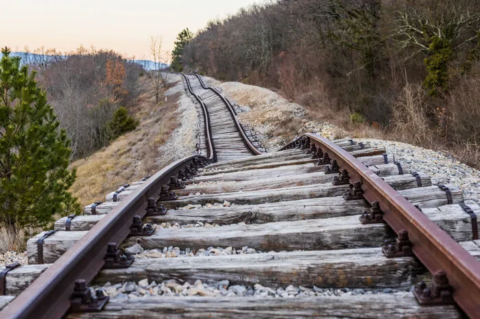 Windschiefe Schienen führen im Nordwesten von Istrien in eine Gegend voller Industrieruinen. Bis 1966 förderte wurde hier tonnenweise Kohle gefördert. Die nach Hangrutschungen stillgelegte Bahnstrecke nennt man heute "Drunken Railway".