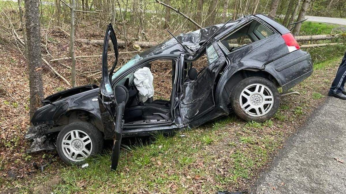 In St. Peter im Sulmtal krachte ein Pkw gegen mehrere Bäume