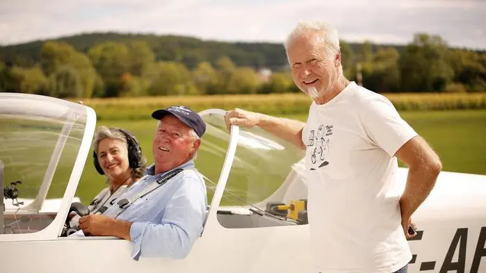 Rund 20 Maschinen rollten am vergangenen Samstag auf das Gelände des Flugsportclubs Weiz: Beim Fly-in trafen sich Mitglieder des österreichweit rund 250 Mitglieder starken Igo Etrich Clubs zum Erfahrungsaustausch. Organisiert wurde die Premiere in Unterfladnitz vom Team des Flugsportclubs rund um Obmann Gerald Siegl.