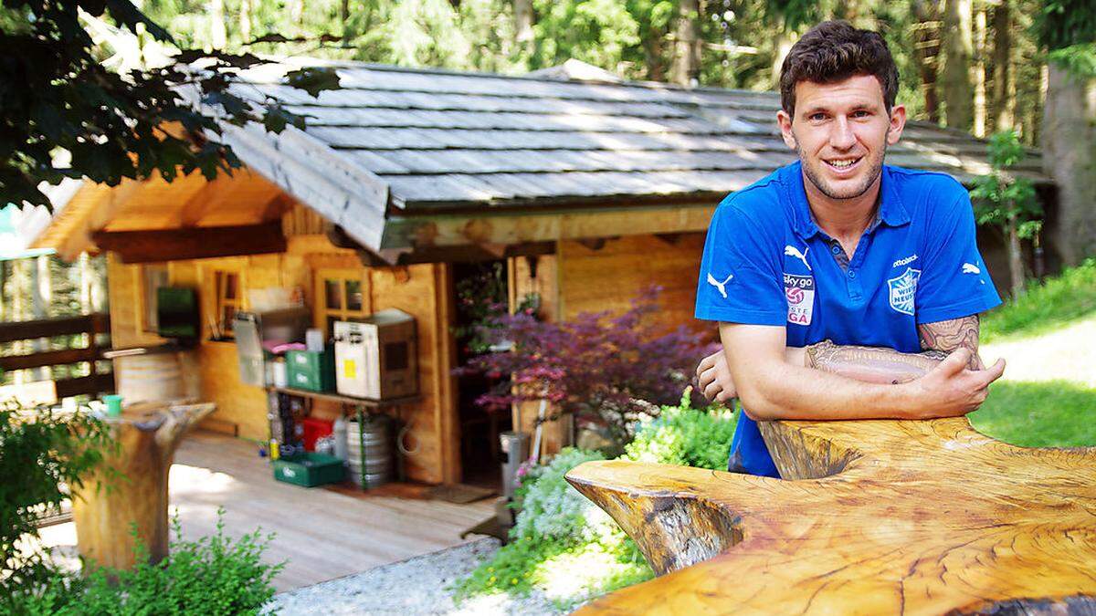 Andreas Schicker ist in den Stadien in ganz Österreich daheim, am liebsten aber ist er bei seiner Fischerhütte nahe seinem Heimathof