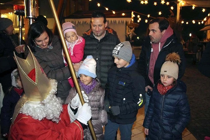 Für die kleinen Gäste hatte der Nikolo bei seiner Ankunft vor der Therme süsse Geschenke mitgebracht.