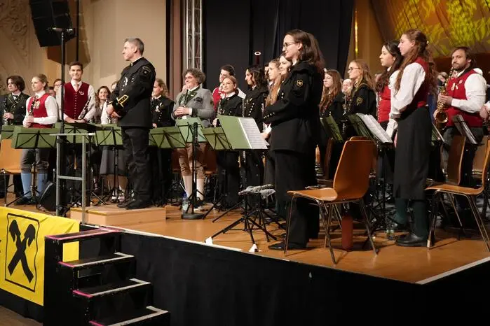 Das Programm spannte einen weiten musikalischen Bogen: Vom schwungvollen „Frühlingstimmenwalzer“ von Johann Strauß Sohn bis hin zu bekannten Melodien aus „The Phantom of the Opera“ von Andrew Lloyd Webber präsentierte das Orchester acht eindrucksvolle Werke.

