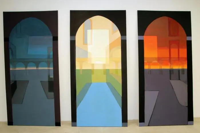 Die Kunstwerke erzeugen ein Raumerleben, das eine ruhige und meditative Atmosphäre hat.
